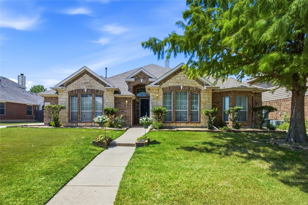 Property Photo: 1216 Bridle Latch Drive TX 76052