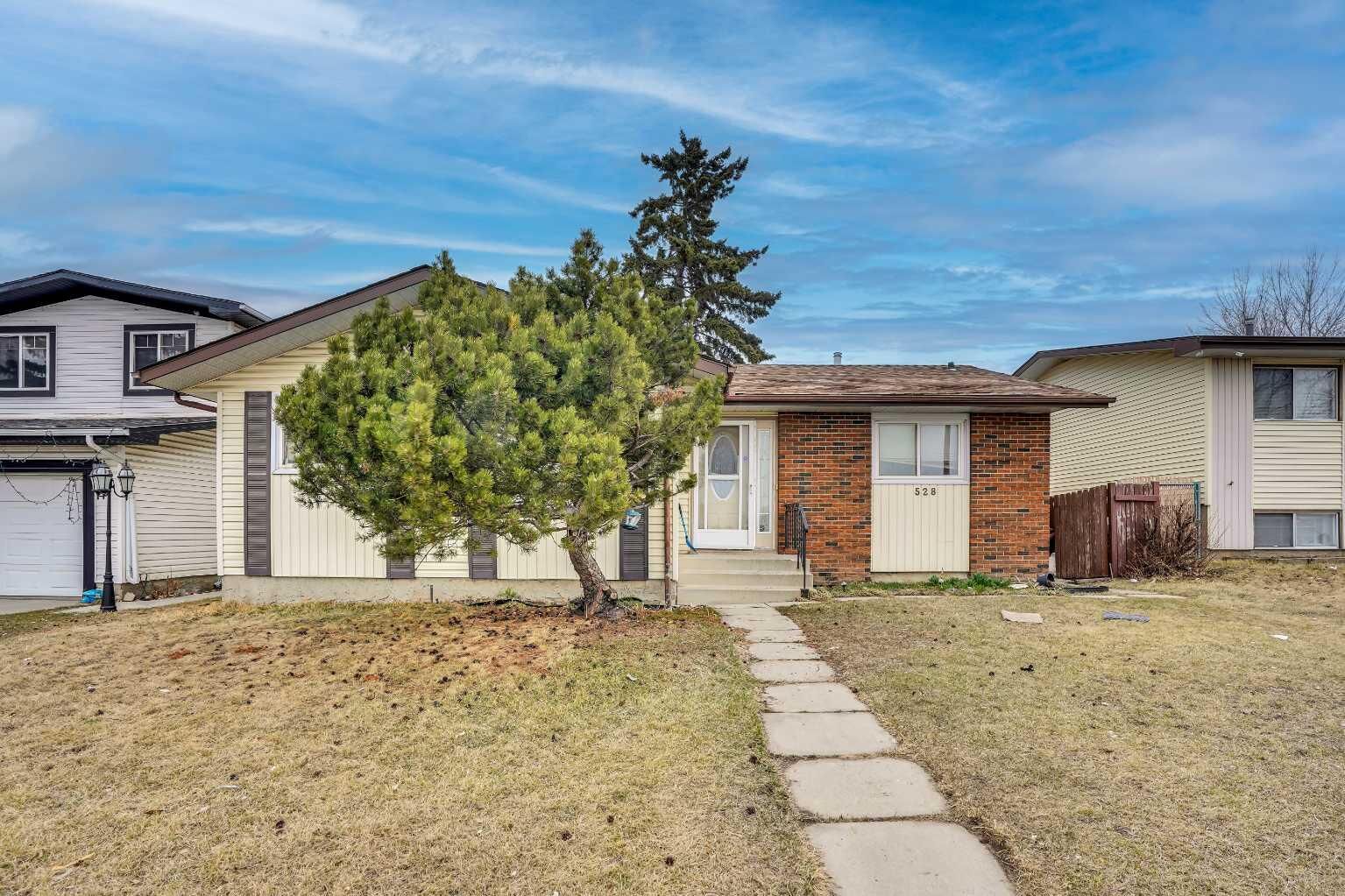 Property Photo: 528 Whiteridge Way NE AB T1Y 2Y4