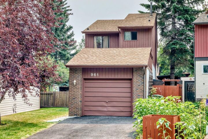 Property Photo: 961 Ranchview Crescent NW AB T3G 1A4