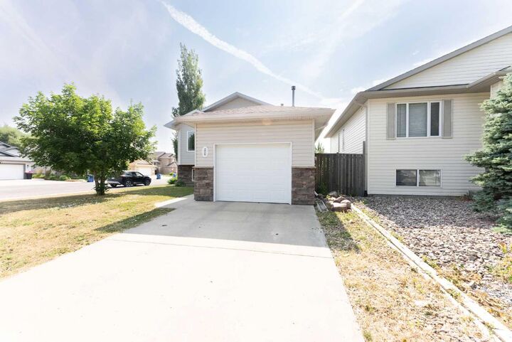 Property Photo:  218 Uplands Boulevard N  AB T1H 6S6 