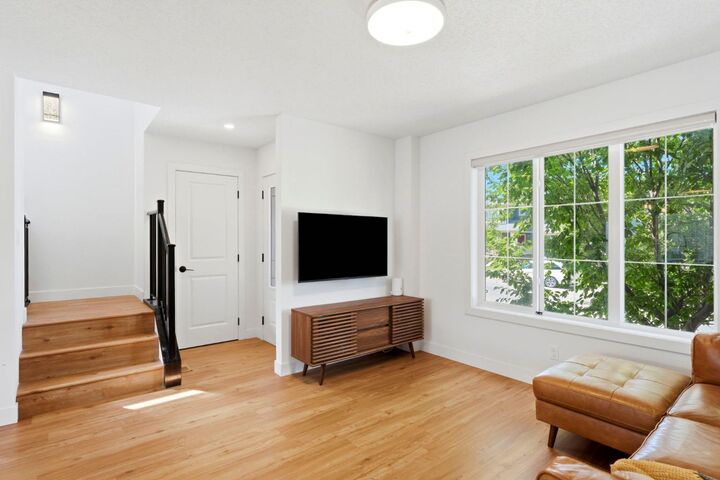 Property Photo:  564 Evanston Drive NW  AB T3P 0H4 