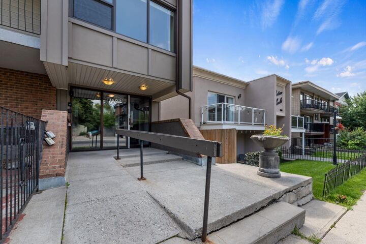Property Photo: 1607 26 Avenue SW 4 AB T2T 1C7