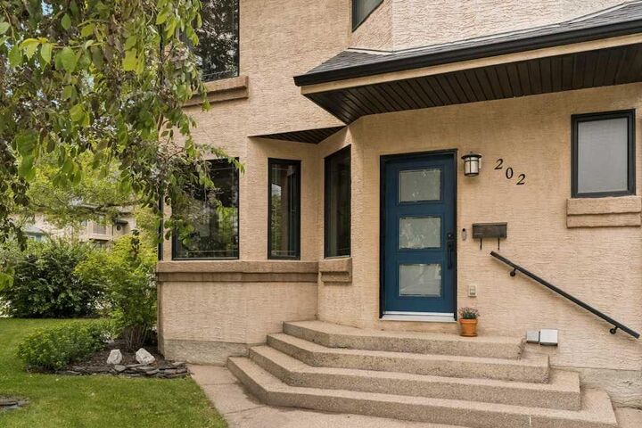 Photo de la propriété:  202 26 Avenue NW  AB T2M 2C9 