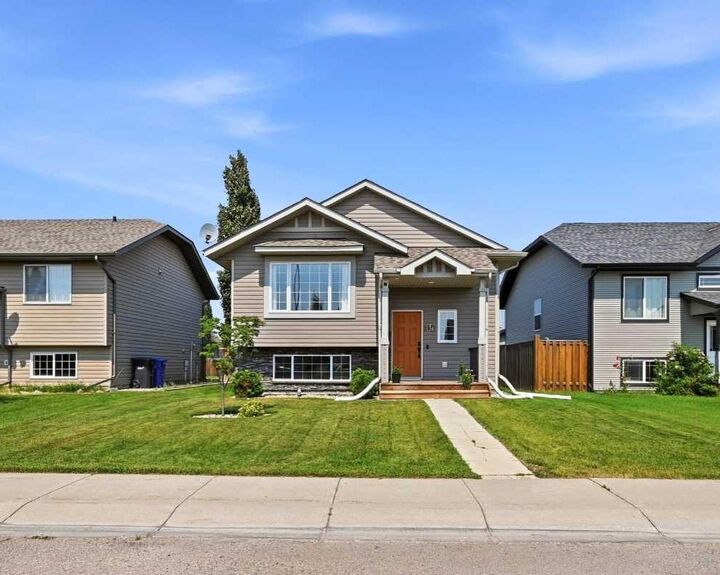 Property Photo:  134 Newton Drive  AB T0M 1R0 
