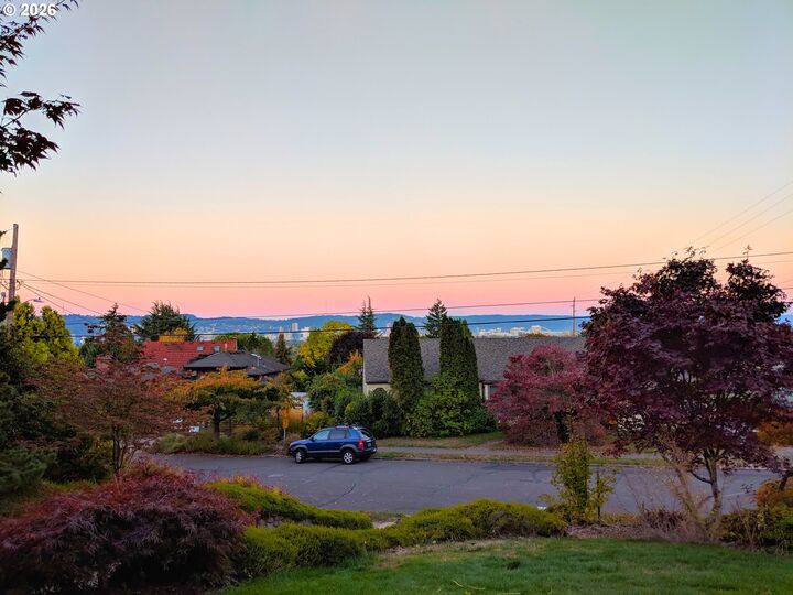 Property Photo:  526 SE 65th Ave  OR 97215 