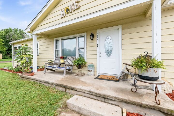 Property Photo: 224 W Poplar KS 67005