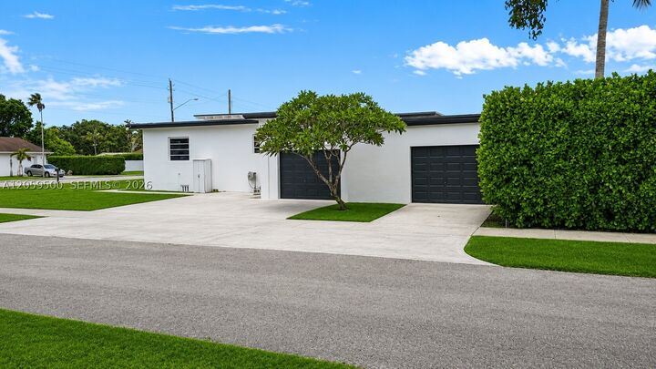 Property Photo: 112 NE 17th St FL 33030