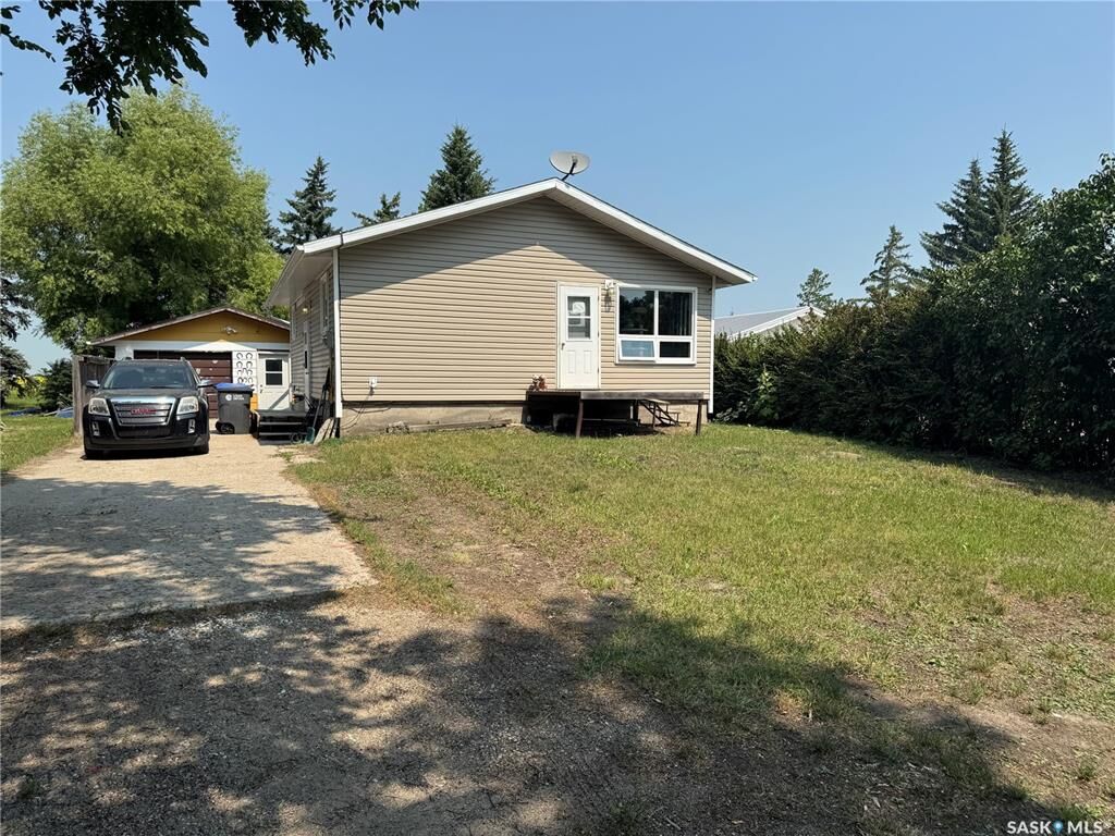 Property Photo:  106 King Street  SK S0G 5H0 