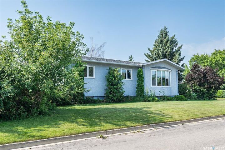 Property Photo:  302 7th Street E  SK S0A 4T0 