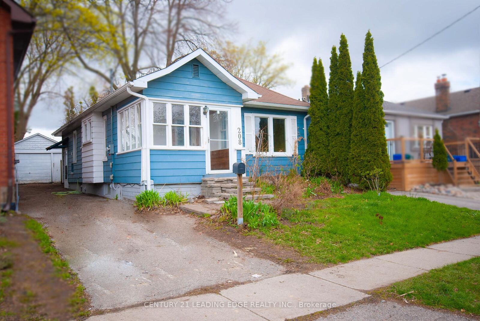 Property Photo:  208 Oshawa Boulevard N  ON L1G 5S9 