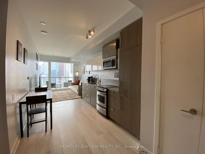 Property Photo:  290 Adelaide Street W 3707  ON M5V 0P3 