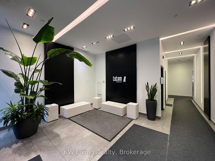 Property Photo:  17 Dundonald Street 1007  ON M4Y 0E4 