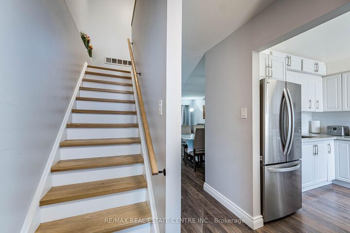 Property Photo:  937 Blairholm Avenue Upper  ON L5C 1G5 