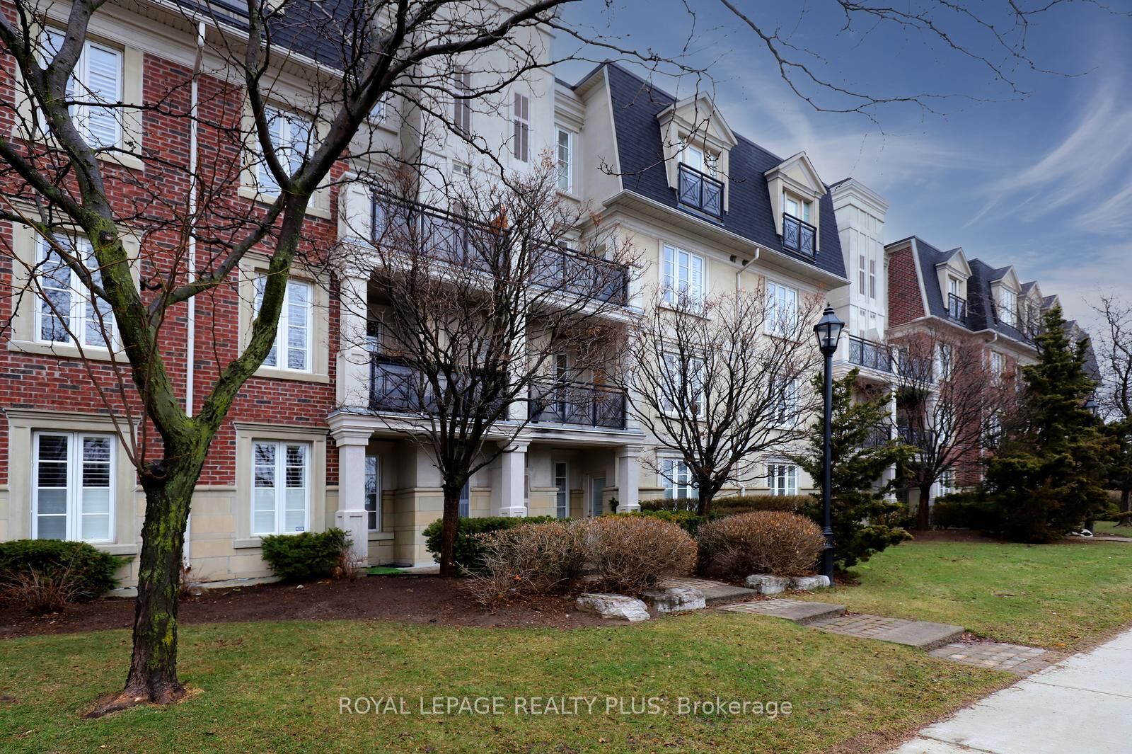 Property Photo: 3351 Cawthra Road 215 ON L5A 4N5