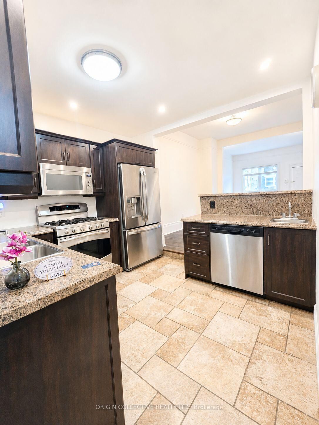 Property Photo:  43 Carr Street  ON M5T 1B6 