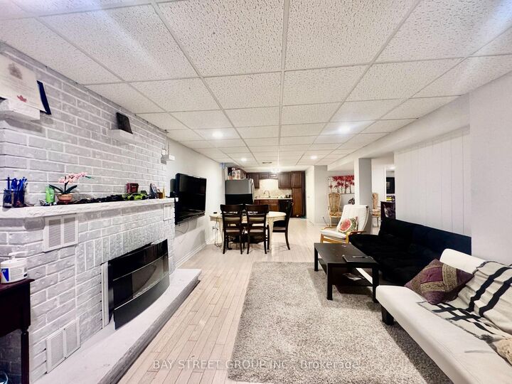 Property Photo:  2082 Burbank Drive Lower  ON L5L 2T8 