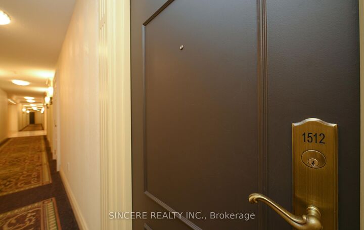 Property Photo:  18 Sommerset Way 1512  ON M2N 6X5 