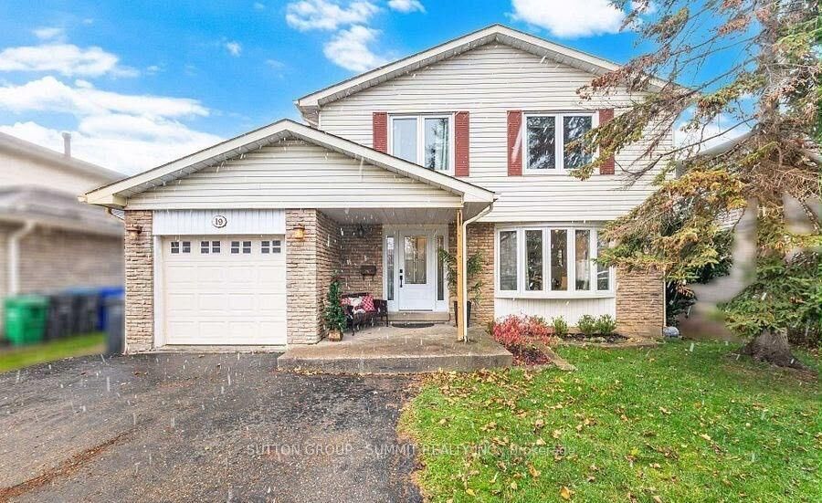 Property Photo:  19 Jasper Crescent Upper  ON L6S 1W8 