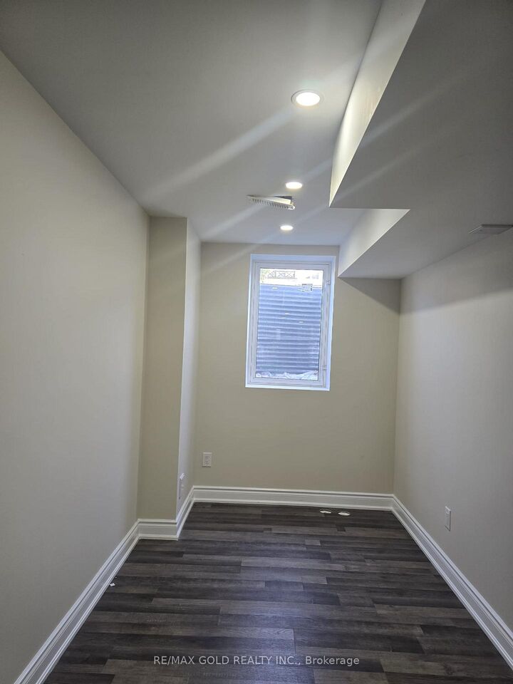 Property Photo:  35 Dolobram Trail Bsmt  ON L7A 4Y3 