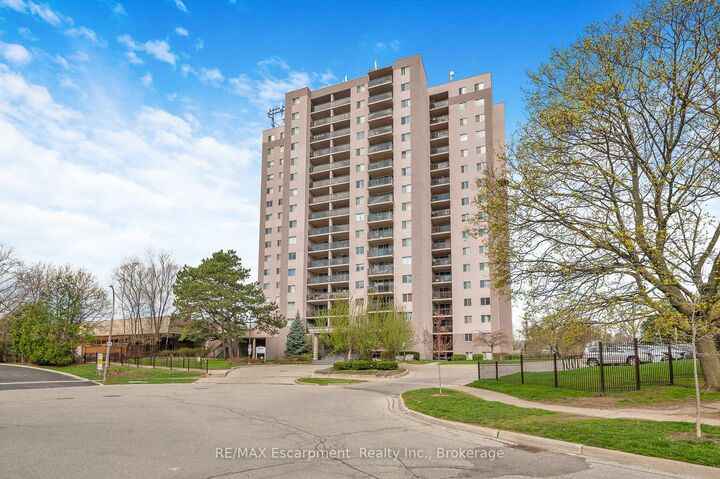 975 Warwick Court 1501 — photo 1
