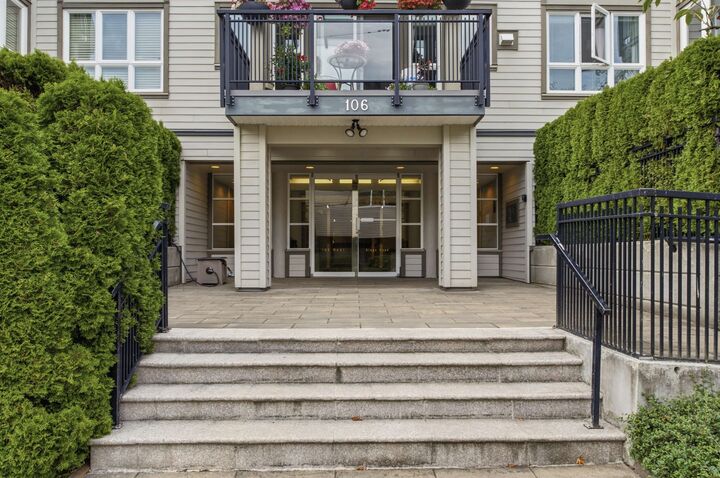 106 W Kings Road 303 — photo 1