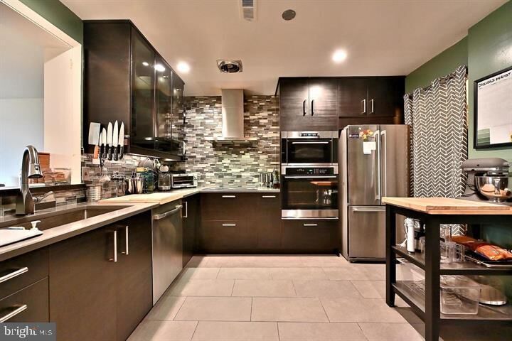 Property Photo:  2212 S Randolph Street 1  VA 22204 