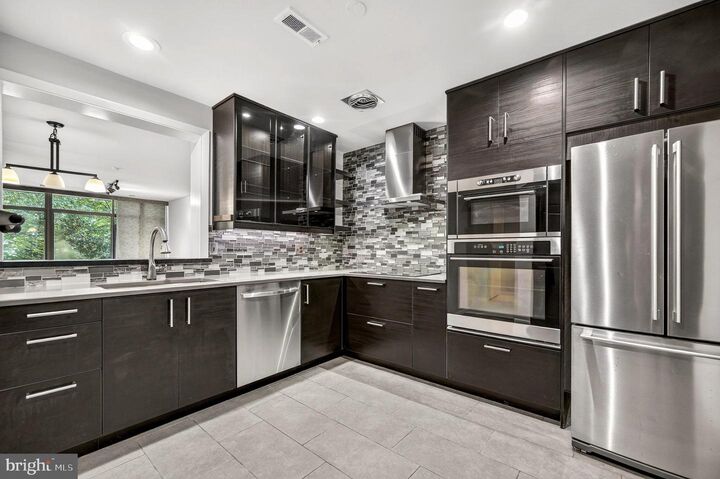 Property Photo:  2212 S Randolph Street 1  VA 22204 