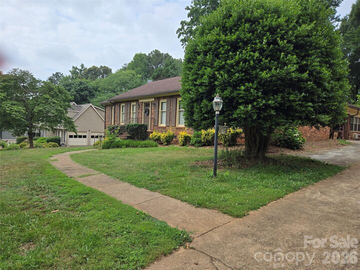Property Photo:  1671 Kensington Circle  NC 28658 