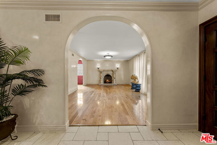 Property Photo:  6138 Maryland Dr  CA 90048 