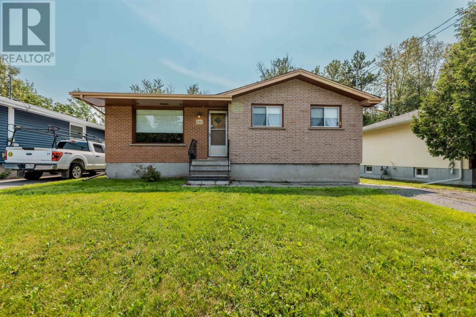 Property Photo:  283 Carl Ave E  ON P7B 4Z6 