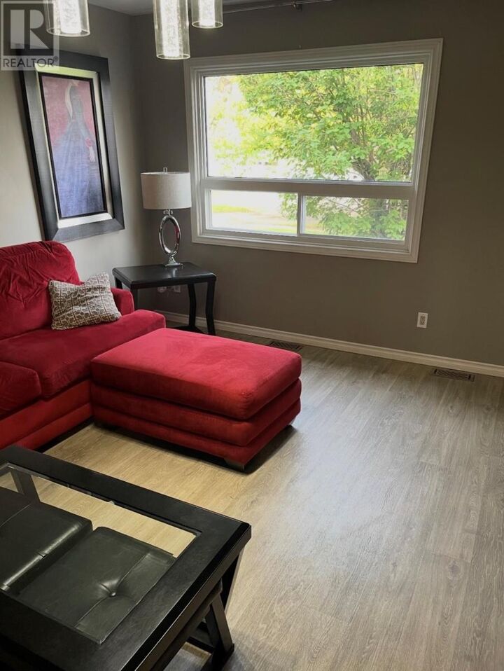 Property Photo: 323A Wentworth Cres ON P7A 7S7