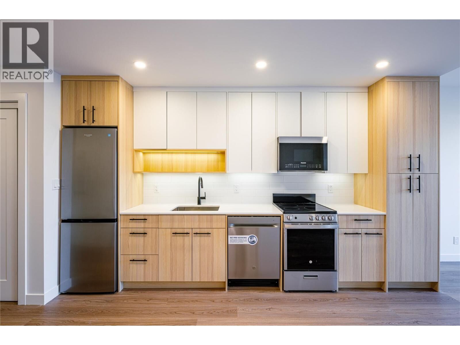 Property Photo: 1380 Pridham Avenue 314 BC V1Y 6B5