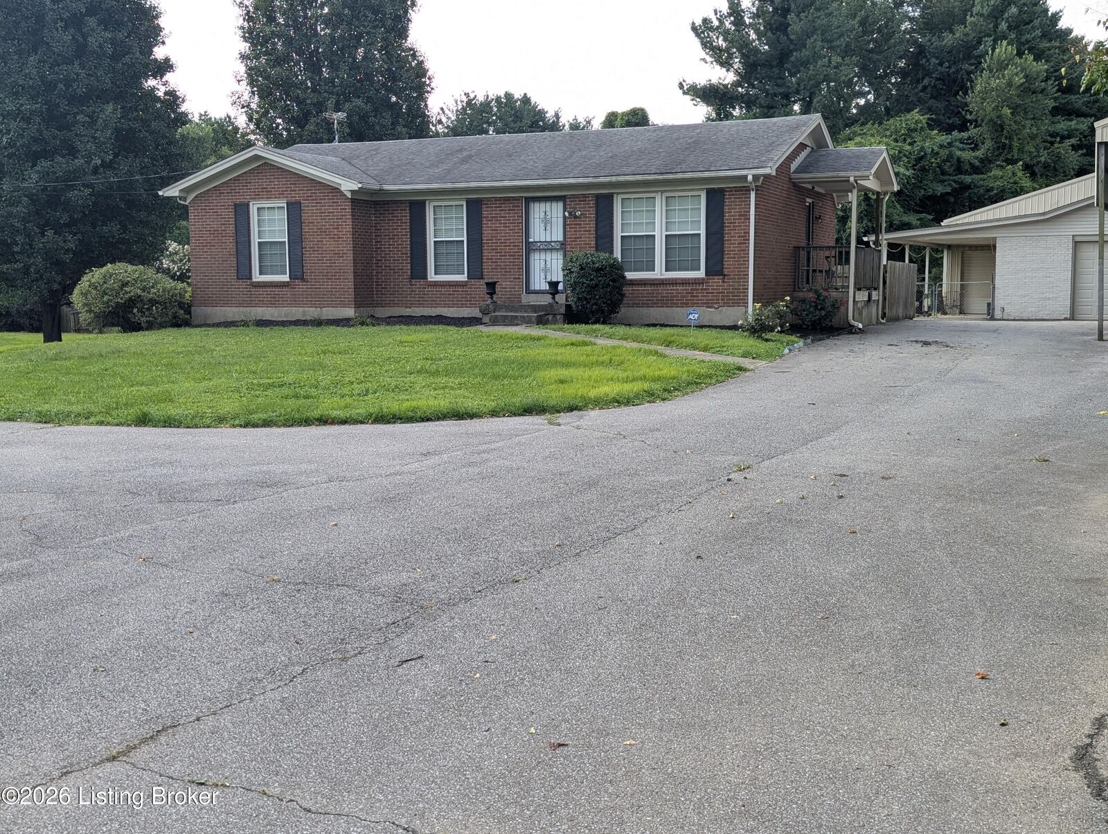 Property Photo:  7804 E Manslick Rd  KY 40228 