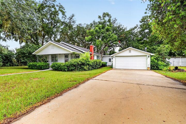 Property Photo: 605 Stanley Avenue FL 34785