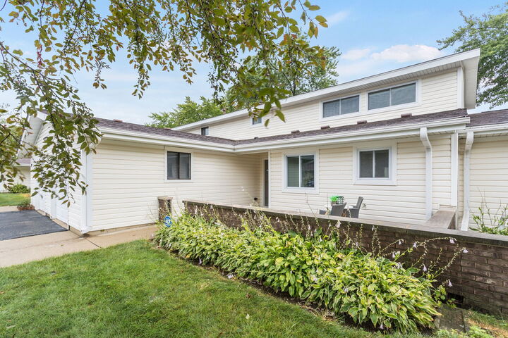 Property Photo: 1125 Danvers Court IL 60193