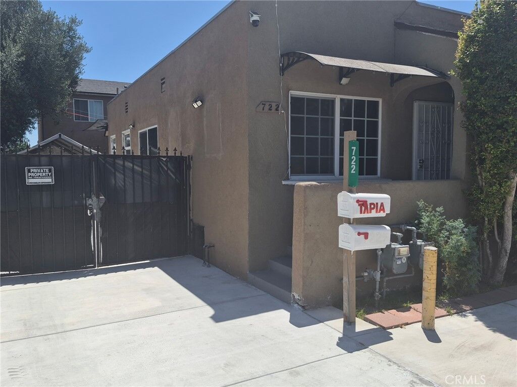 Property Photo:  722 E 79th  CA 90001 