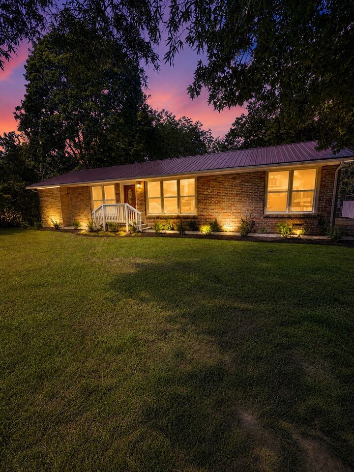 Property Photo:  818 S Spring St  TN 37355 