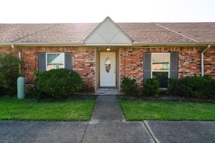 Property Photo:  27 W Townhouse Lane  TX 75052 