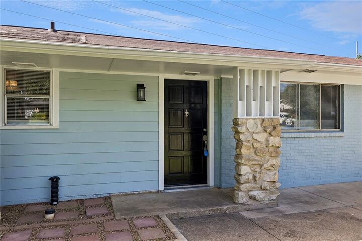 Property Photo: 1905 Brookview Drive TX 76010