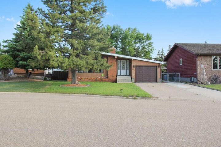 Property Photo:  572 West Crescent  AB T0B 1N0 