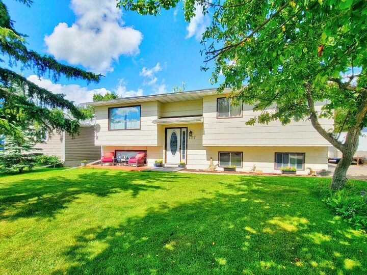 Property Photo: 727 Oak Drive AB T0H 0C0