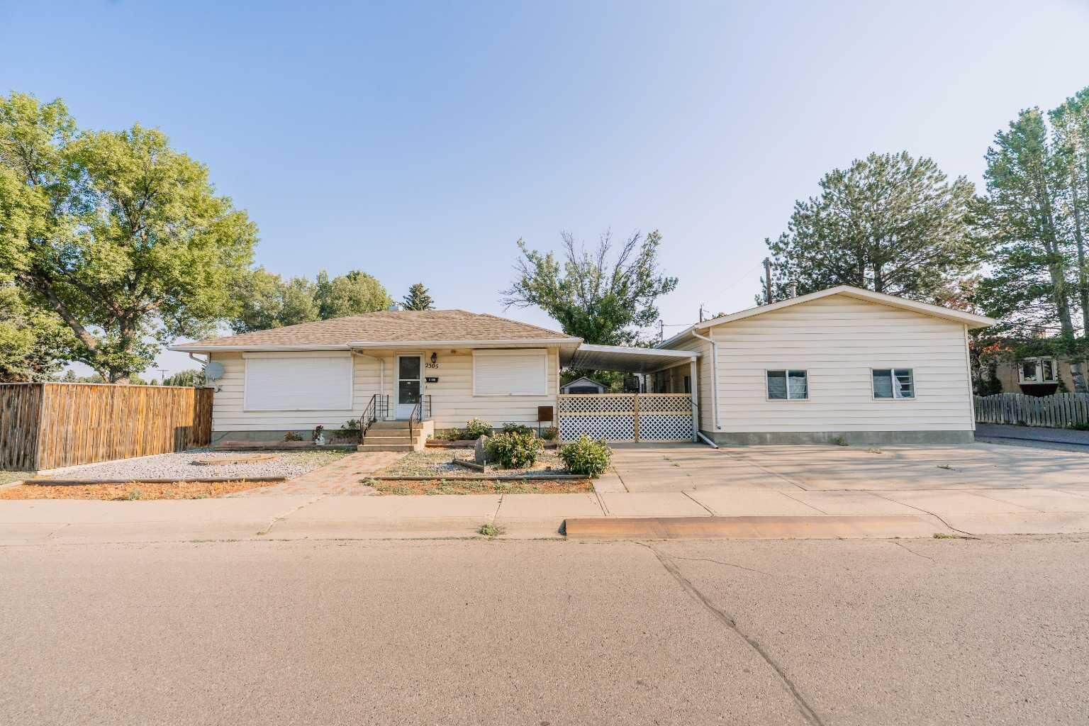 Property Photo:  2305 7 Avenue N  AB T1H 0Z2 