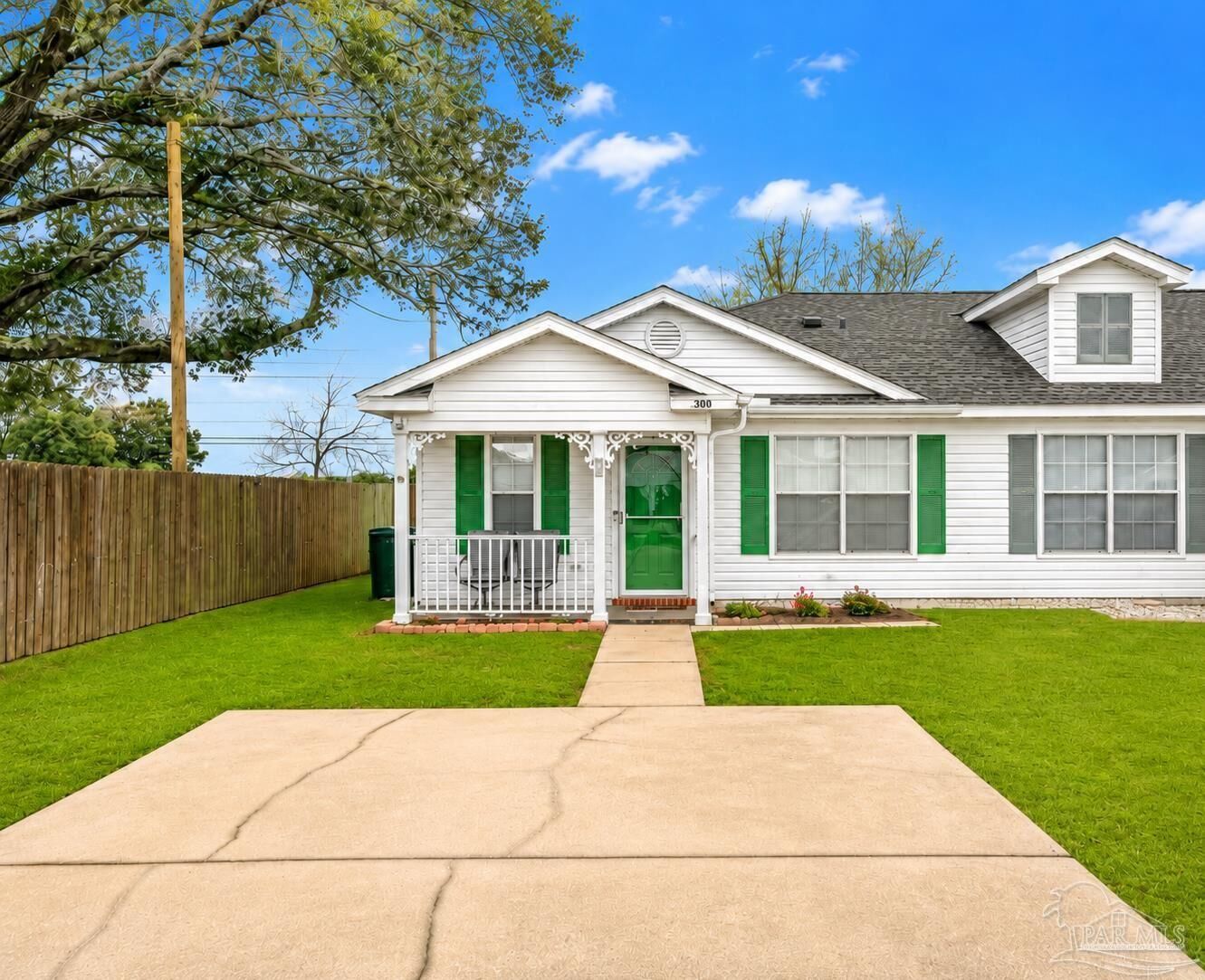 Property Photo:  300 Loveland Cir  FL 32526 