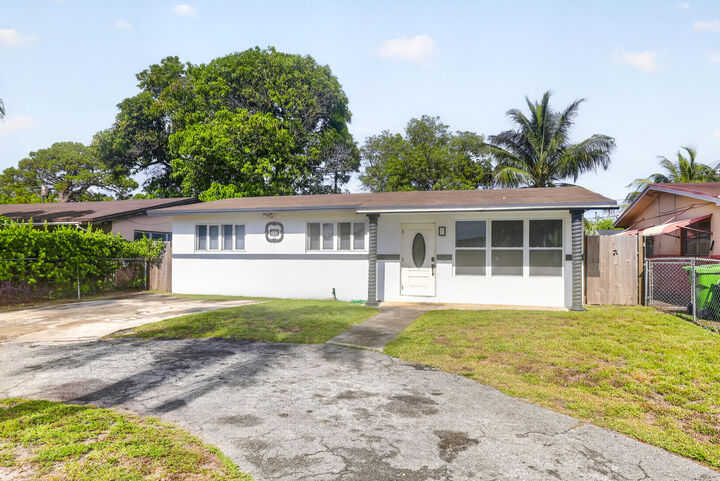 Property Photo:  533 NW 17th Avenue  FL 33311 