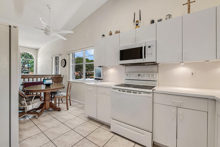 Property Photo:  7027 Summer Tree Drive 201  FL 33437 
