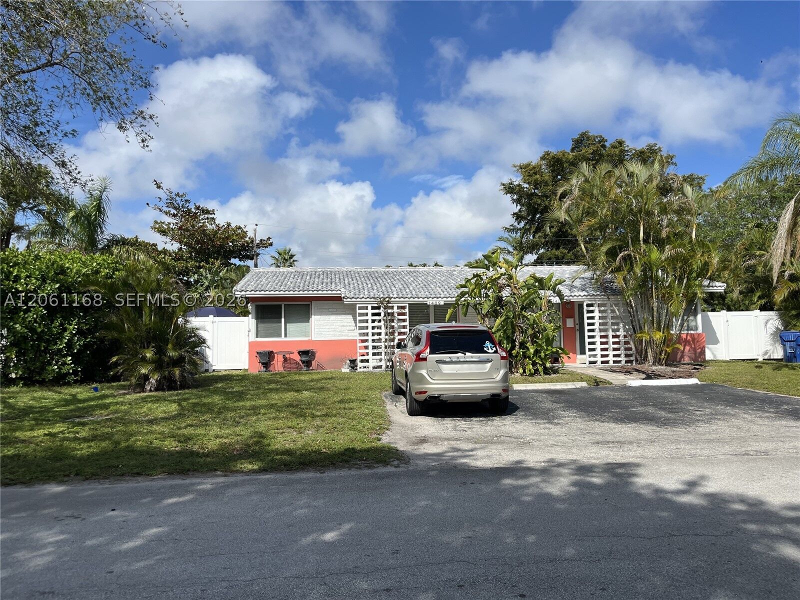 Property Photo:  1409 NE 21st St #1  FL 33305 