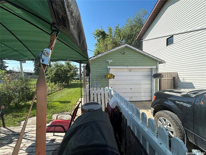 Property Photo:  804 96th Avenue  SK S0E 1T0 
