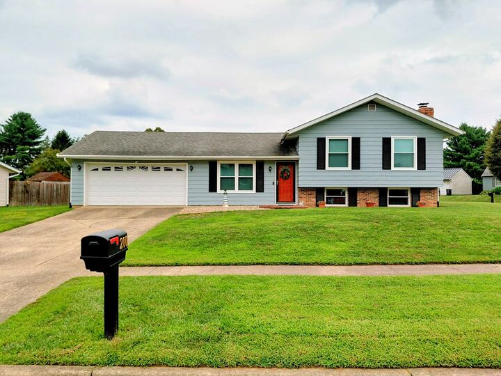 Property Photo:  200 Williamsburg Lane  OH 43130 