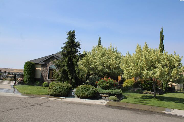 Property Photo: 922 W Allenwhite Dr. WA 99352