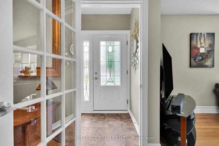 Property Photo:  2250 Urbandale Drive  ON K1G 3G6 
